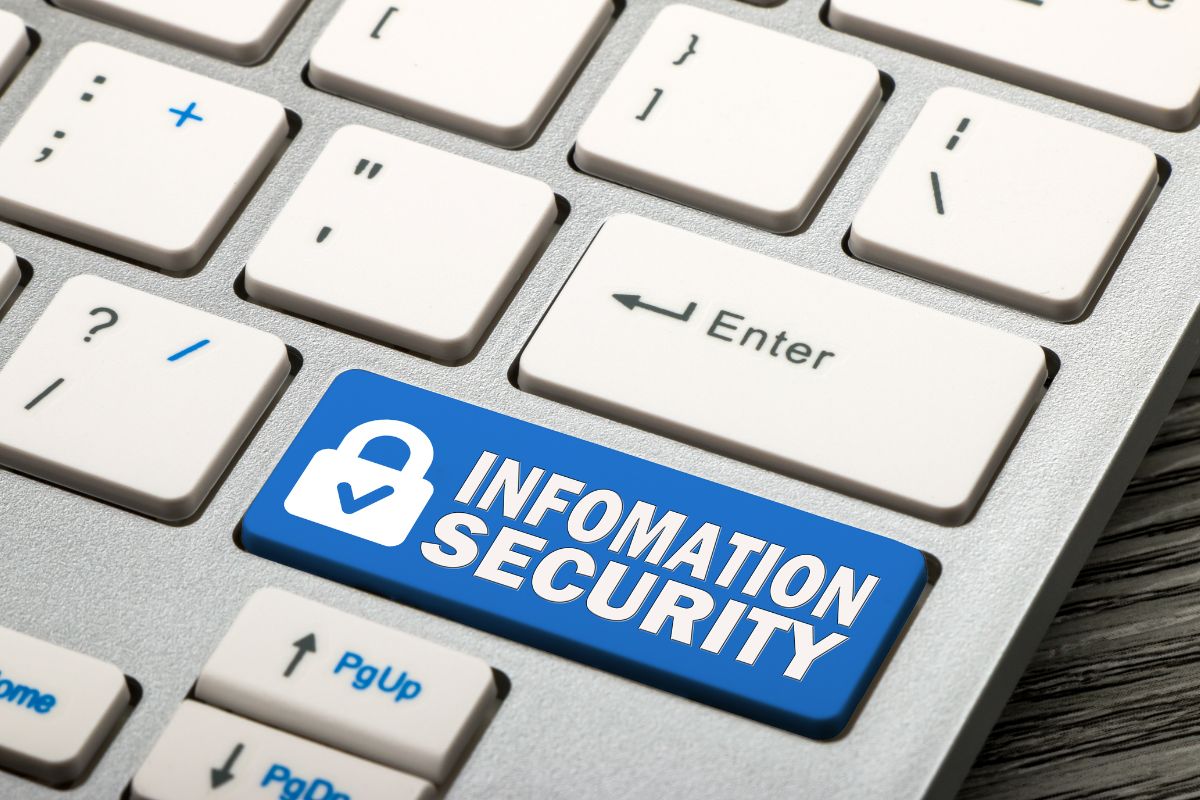 Jak przebiega proces akredytacji systemu teleinformatycznego